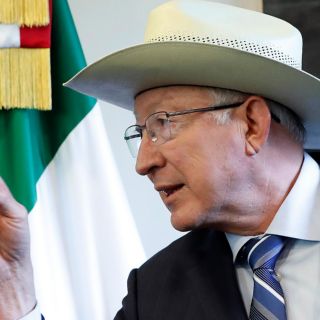 Ken Salazar crítica la estrategia de 'abrazos, no balazos' de AMLO