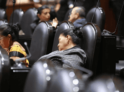 La diputada de Morena, Herminia López, se quedó dormida durante la sesión de este martes 12 de novimebre. X (TWITTER) /@DiputadosOut