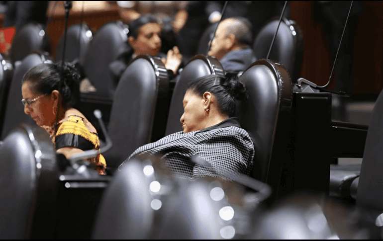 La diputada de Morena, Herminia López, se quedó dormida durante la sesión de este martes 12 de novimebre. X (TWITTER) /@DiputadosOut