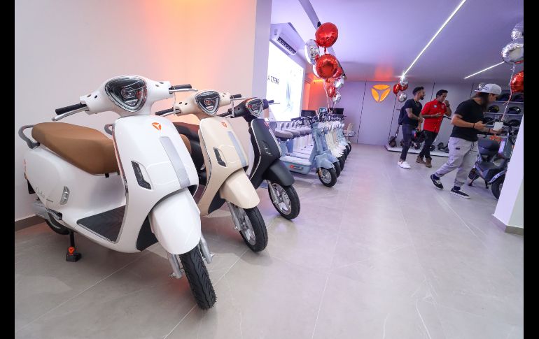 La marca de origen chino Yadea, líder mundial en investigación, desarrollo y producción de vehículos eléctricos completos de dos ruedas y sus componentes, inauguró el día de hoy su primera agencia en Guadalajara de la mano de la firma jalisciense Suomi. EL INFORMADOR / H. Figueroa