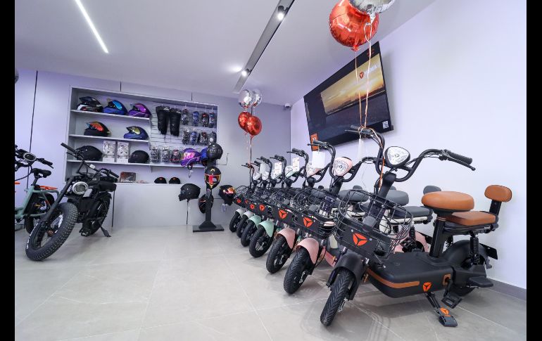 La marca de origen chino Yadea, líder mundial en investigación, desarrollo y producción de vehículos eléctricos completos de dos ruedas y sus componentes, inauguró el día de hoy su primera agencia en Guadalajara de la mano de la firma jalisciense Suomi. EL INFORMADOR / H. Figueroa