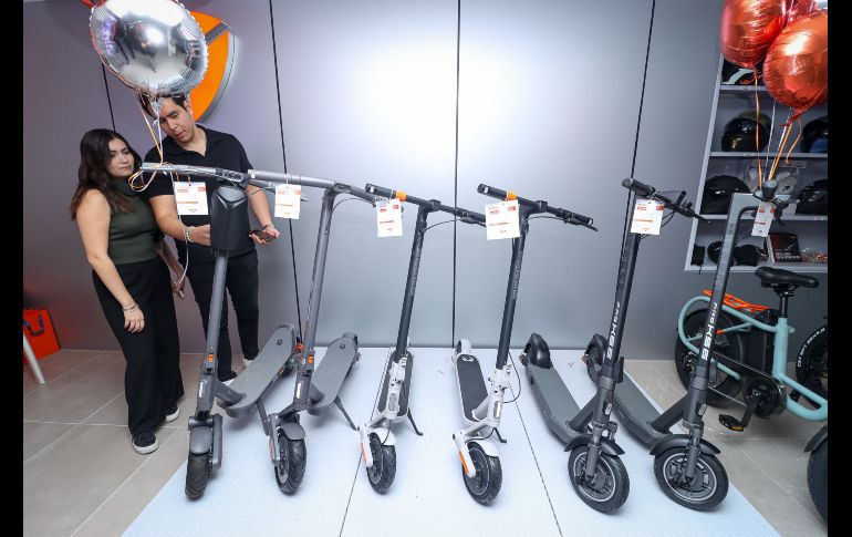 La marca de origen chino Yadea, líder mundial en investigación, desarrollo y producción de vehículos eléctricos completos de dos ruedas y sus componentes, inauguró el día de hoy su primera agencia en Guadalajara de la mano de la firma jalisciense Suomi. EL INFORMADOR / H. Figueroa