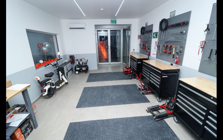 La marca de origen chino Yadea, líder mundial en investigación, desarrollo y producción de vehículos eléctricos completos de dos ruedas y sus componentes, inauguró el día de hoy su primera agencia en Guadalajara de la mano de la firma jalisciense Suomi. EL INFORMADOR / H. Figueroa