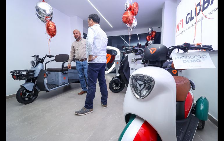 La marca de origen chino Yadea, líder mundial en investigación, desarrollo y producción de vehículos eléctricos completos de dos ruedas y sus componentes, inauguró el día de hoy su primera agencia en Guadalajara de la mano de la firma jalisciense Suomi. EL INFORMADOR / H. Figueroa