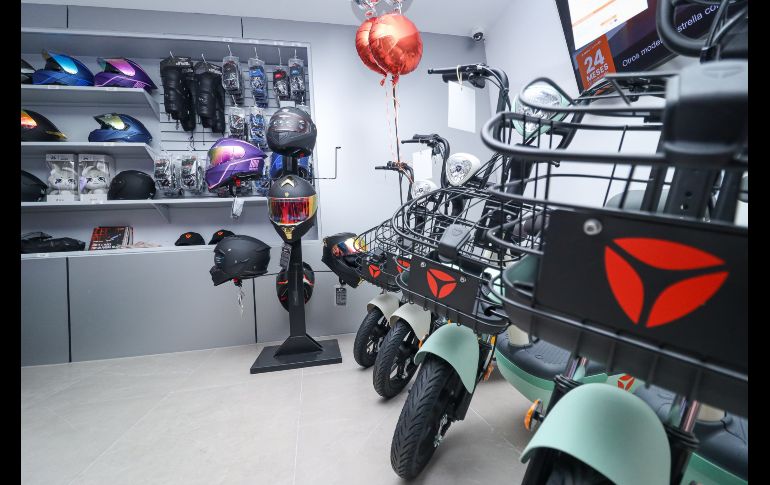 La marca de origen chino Yadea, líder mundial en investigación, desarrollo y producción de vehículos eléctricos completos de dos ruedas y sus componentes, inauguró el día de hoy su primera agencia en Guadalajara de la mano de la firma jalisciense Suomi. EL INFORMADOR / H. Figueroa