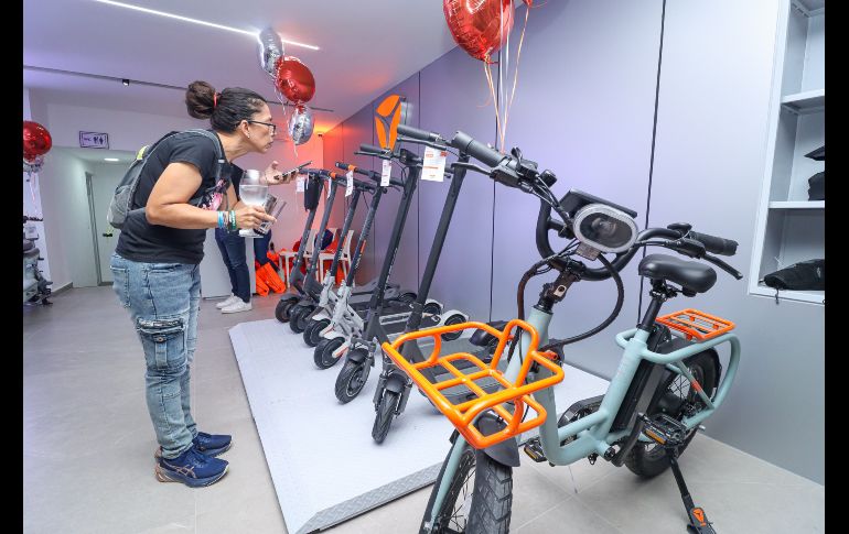 La marca de origen chino Yadea, líder mundial en investigación, desarrollo y producción de vehículos eléctricos completos de dos ruedas y sus componentes, inauguró el día de hoy su primera agencia en Guadalajara de la mano de la firma jalisciense Suomi. EL INFORMADOR / H. Figueroa