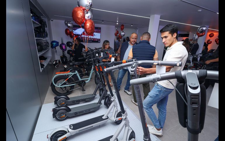 La marca de origen chino Yadea, líder mundial en investigación, desarrollo y producción de vehículos eléctricos completos de dos ruedas y sus componentes, inauguró el día de hoy su primera agencia en Guadalajara de la mano de la firma jalisciense Suomi. EL INFORMADOR / H. Figueroa