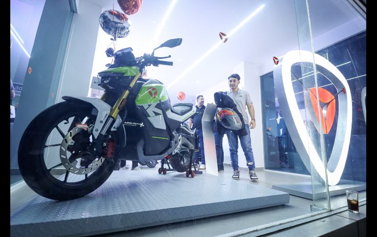 La marca de origen chino Yadea, líder mundial en investigación, desarrollo y producción de vehículos eléctricos completos de dos ruedas y sus componentes, inauguró el día de hoy su primera agencia en Guadalajara de la mano de la firma jalisciense Suomi. EL INFORMADOR / H. Figueroa