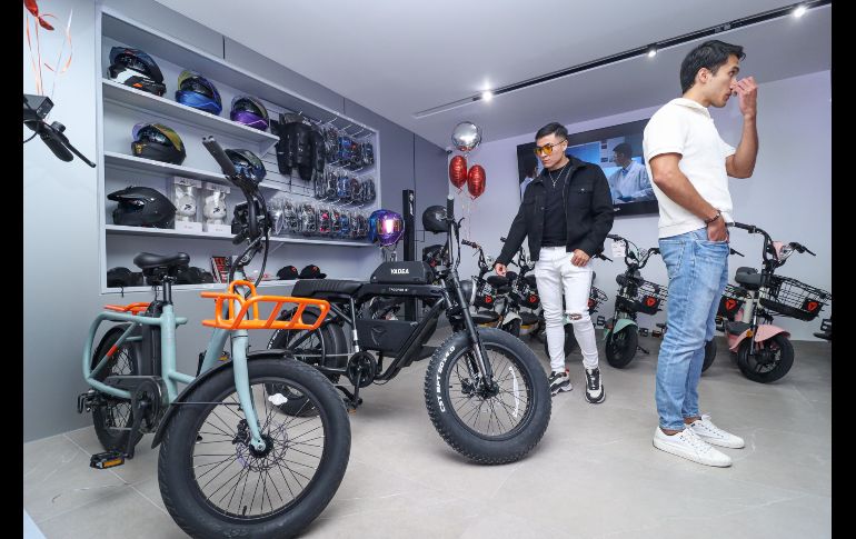 La marca de origen chino Yadea, líder mundial en investigación, desarrollo y producción de vehículos eléctricos completos de dos ruedas y sus componentes, inauguró el día de hoy su primera agencia en Guadalajara de la mano de la firma jalisciense Suomi. EL INFORMADOR / H. Figueroa