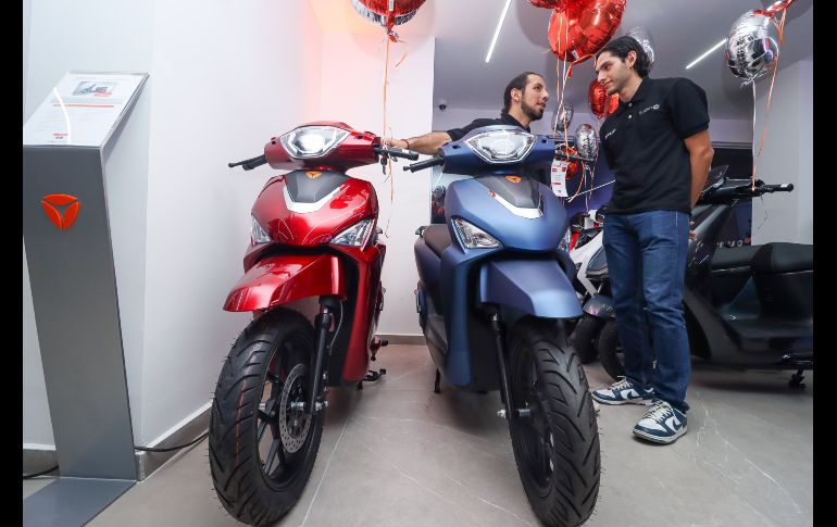 La marca de origen chino Yadea, líder mundial en investigación, desarrollo y producción de vehículos eléctricos completos de dos ruedas y sus componentes, inauguró el día de hoy su primera agencia en Guadalajara de la mano de la firma jalisciense Suomi. EL INFORMADOR / H. Figueroa