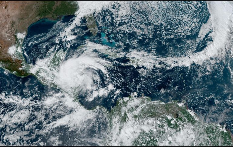 Fotografía satelital donde se muestra la localización de la tormenta tropical Sara cerca del sureste de México y Centroamérica. EFE