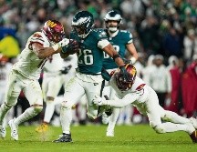 Saquon Barkley (#26) consiguió dos anotaciones por tierra en el último cuarto. AFP