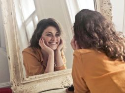 La terapia del espejo es una herramienta poderosa para el autoconocimiento, la autoestima y el amor propio. A través de esta práctica simple pero profunda, puedes aprender a mirarte sin juicio, a abrazar tus imperfecciones y a valorar tu ser en su totalidad.  CANVA