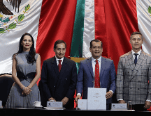 Este viernes, el Secretario de Hacienda y Crédito Público, Rogelio Ramírez de la O (de negro, en medio), entregó el Paquete Económico 2025 al presidente de la Mesa Directiva de la Cámara de Diputados, Sergio Gutiérrez. SUN / C. Mejía