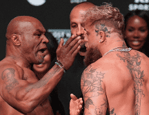 Mike Tyson le dio una cachetada a Jake Paul para acortar el último enfrentamiento en el pesaje de ayer jueves por la noche. AP / J. Cortez