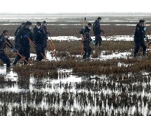 Efectivos de la Guardia Civil continúan este viernes con las labores de rastreo y búsqueda de desaparecidos en Valencia. EFE/ M. ÁNGEL POLO
