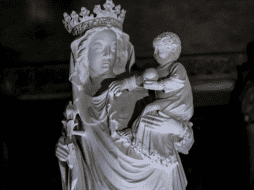 La talla de la Virgen fue bendecida por el arzobispo de París. EFE / ARCHIVO