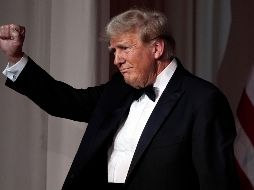 El presidente electo Donald Trump alza un puño tras hablar durante una gala del America First Policy Institute. ARCHIVO / AP Foto
