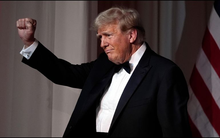 El presidente electo Donald Trump alza un puño tras hablar durante una gala del America First Policy Institute. ARCHIVO / AP Foto