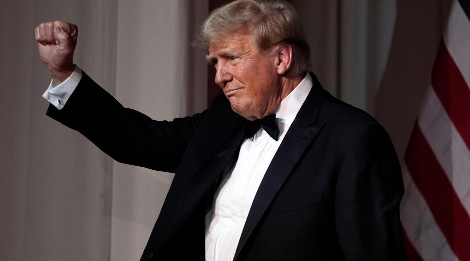 El presidente electo Donald Trump alza un puño tras hablar durante una gala del America First Policy Institute. ARCHIVO / AP Foto