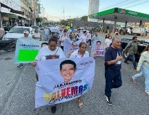 Personas vestidas de blanco y con pancartas marchan para pedir justicia por la muerte de Alejandro Arcos Catalán, a 40 días de su asesinato en Guerrero. SUN/A. De Dios.