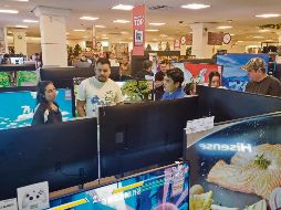 Los tapatíos aprovechan los descuentos para adquirir celulares y pantallas. Este fin de semana continúa el programa. EL INFORMADOR/ Archivo