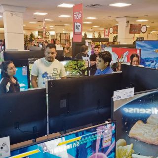 Se vuelcan a comercios por celulares y pantallas