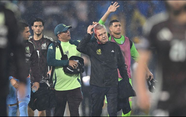 El técnico de la Selección Mexicana no se percató de inmediato de la gravedad de su herida y continuó caminando, pero la sangre que recorría su cara lo mostraba. IMAGO7