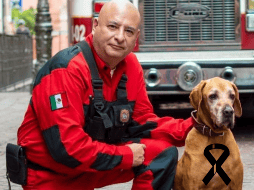 Titán fue compañero canino del bombero guanajuatense Mauricio Pantoja Merino. ESPECIAL