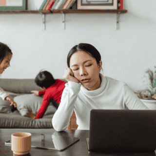 Qué significa ser una "mamá Monpet" y cuales son las duras consecuencias