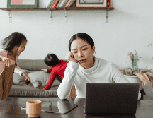 Esta situación, cada vez más común, puede generar agotamiento físico y emocional, afectando tanto la salud de las madres como su bienestar general. CANVA