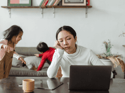 Esta situación, cada vez más común, puede generar agotamiento físico y emocional, afectando tanto la salud de las madres como su bienestar general. CANVA