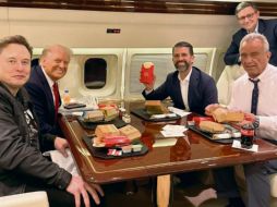 En la foto de izquierda a derecha: Elon Musk, Donald Trump, Donald Trump Jr., Robert Kennedy Jr. y Mike Johnson (de pie). ESPECIAL