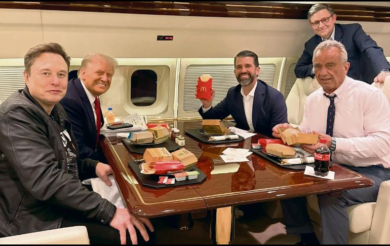 En la foto de izquierda a derecha: Elon Musk, Donald Trump, Donald Trump Jr., Robert Kennedy Jr. y Mike Johnson (de pie). ESPECIAL