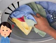 La mayoría de las personas asume que agregar más detergente garantiza ropa más limpia, pero esto no siempre es cierto. CANVA
