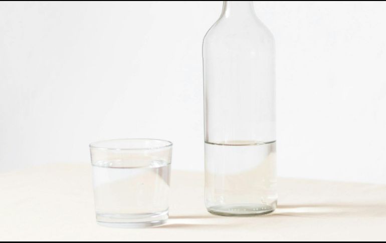 El agua es el componente químico principal del cuerpo y representa aproximadamente del 50 % al 70 % del peso corporal. ESPECIAL/ Foto de Laura Mitulla en Unsplash