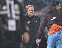 Javier Aguirre, luego de sufrir un impacto con un objeto lanzado durante la Liga de Naciones de la Concacaf en el estadio Morazán. IMAGO7
