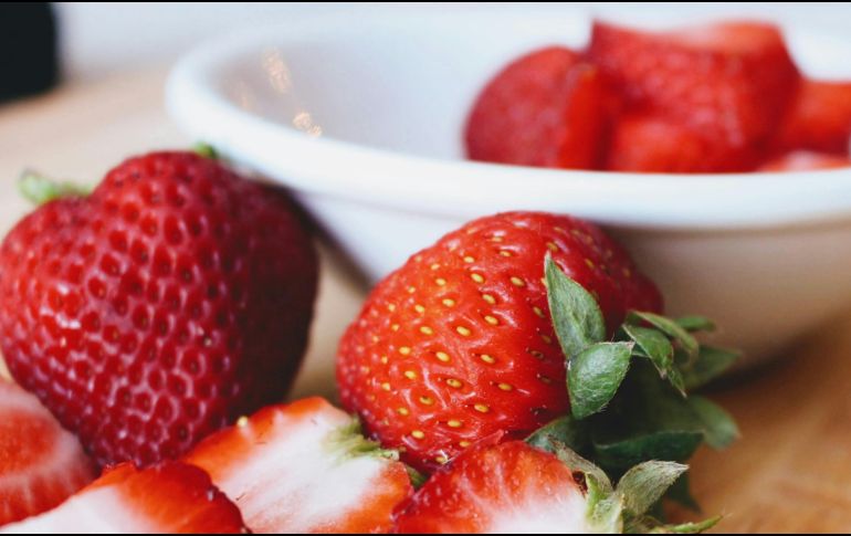 Las fresas son una buena opción para personas con una dieta reducida en calorías. PEXELS