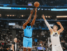 James Harden encesta un triple con la cobertura de Lauri Markkanen. X / @LAClippers