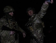 Soldados de la Defensa Aérea Territorial de Ucrania en el sur de Kiev protegiendo durante la noche la infraestructura de la ciudad de posibles ataques rusos. EFE/M. Senovilla