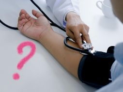 Los valores de la presión sanguínea puede aumentar o disminuir, lo que podría señalar un problema de salud que requiere atención médica. ESPECIAL / CANVA