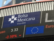 En la jornada, el peso mexicano se apreció un 0.38 % frente al dólar, al cotizar en 17.58 unidades por billete verde, frente a los 17.65 en la jornada anterior, según datos del Banco de México. EFE / ARCHIVO