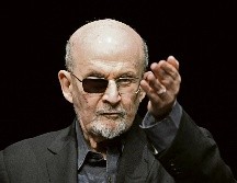 El novelista indio-británico ofreció una conferencia sobre su libro “Knife: Meditations After an Attempted Murder”, en Berlín, en mayo de 2024. AFP