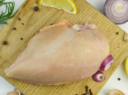 Según Aviagen, empresa de la industria avícola, la raza del pollo es otro elemento que influye en su pigmentación. ESPECIAL/ Foto de Karyna Panchenko en Unsplash