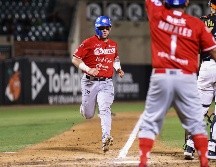 Alfredo Hurtado corre hacia home impulsado por un sencillo de Tirso Ornelas en la cuarta entrada. CORTESÍA/Charros de Jalisco