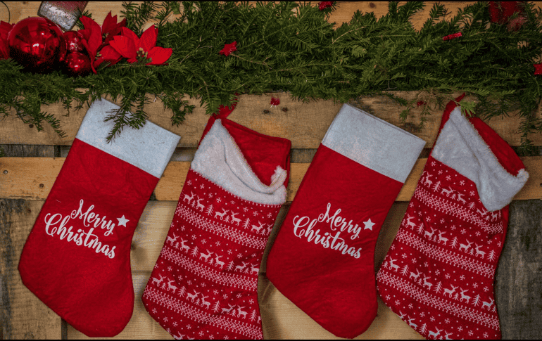 Decorar el árbol de Navidad siguiendo los principios del Feng Shui no solo aporta belleza, sino también una intención clara para atraer energías positivas al hogar.  CANVA