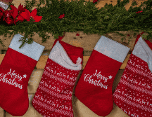 Decorar el árbol de Navidad siguiendo los principios del Feng Shui no solo aporta belleza, sino también una intención clara para atraer energías positivas al hogar.  CANVA