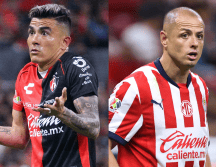 Luis Reyes, del Atlas, y Javier 'Chicharito' Hernández, de Chivas. IMAGO7