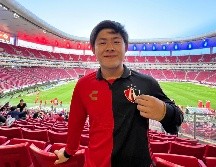 Iván asistió este jueves a la cancha del Estadio AKRON para vivir el Clásico Tapatío apoyando los colores rojinegros. EL INFORMADOR.