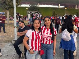 La señora López, en compañía de su hija Desireé Cabrera, acudió al inmueble de Zapopan con la única intención de apoyar y ver a las Chivas vencer al acérrimo rival. EL INFORMADOR / A. García